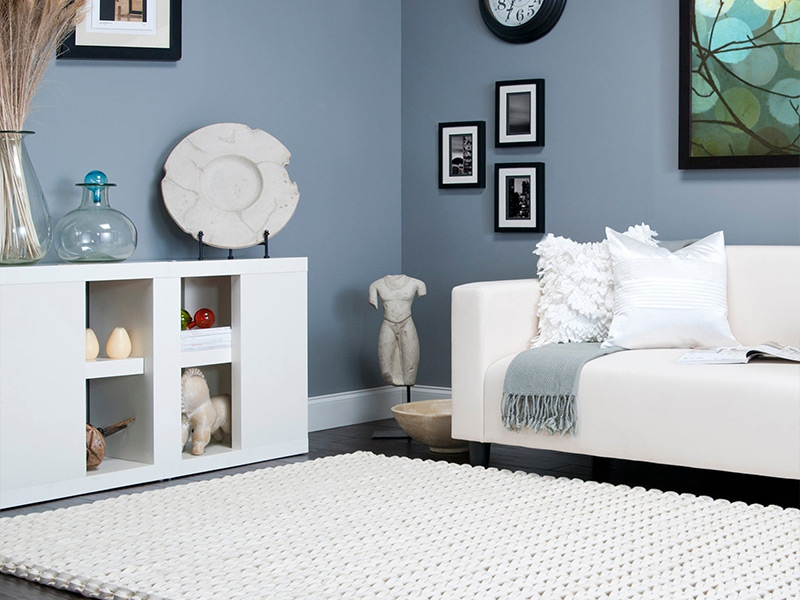 Белый ковер в современном интерьере